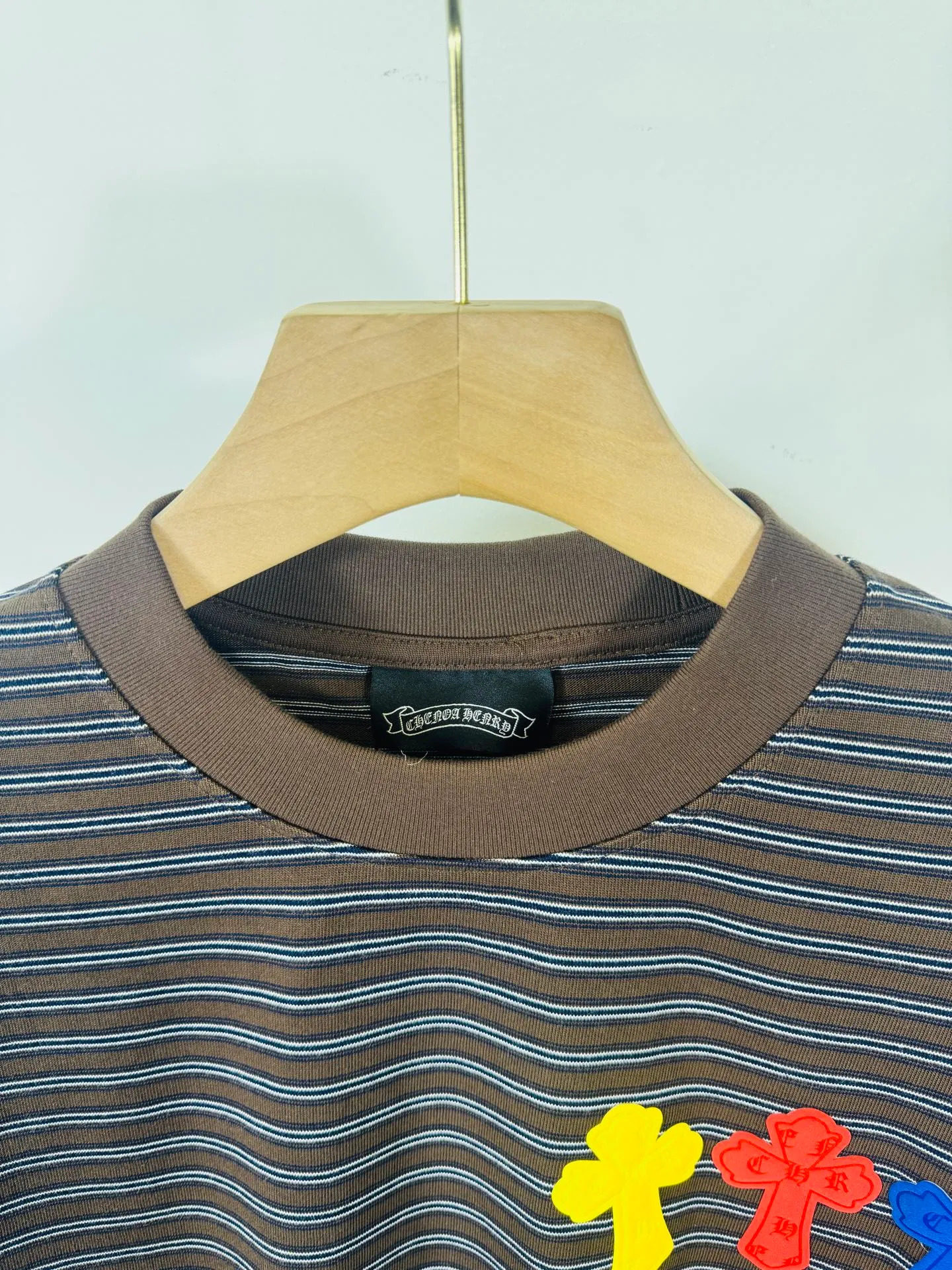 P250 top version, real shot without P, ​​different from market currency) 𝗖𝗵𝗿𝗼𝗺𝗲 𝗛𝗲𝗮𝗿𝘁𝘀/Cro Heart 2025 Autumn and Winter Horseshoe Cross 3D Printed Black and White Striped Couple Casual Long Sleeve 👑The highest version! Customized fabric 320g fabric! Horseshoe cross sticker, a best-selling model in the counter, very comfortable to wear. Accessories: original molded and authenticated collar label➕100% silk wash label. Genuine purchase-grade original hangtag➕matching hanging rope➕3D hanging beads➕original packaging bag. Craftsmanship: The original version has consistent wiring! The highest version of the armhole matching technique! Color: Black Size: S M L XL Style No.: 5189